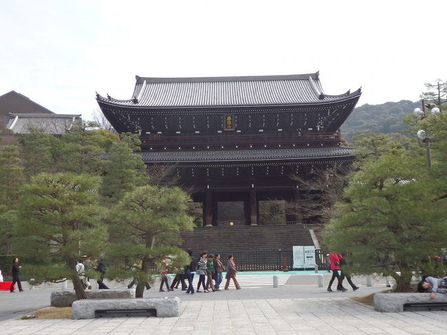 山門。お彼岸なので人が多かったです。<br />悟りの門ですね。