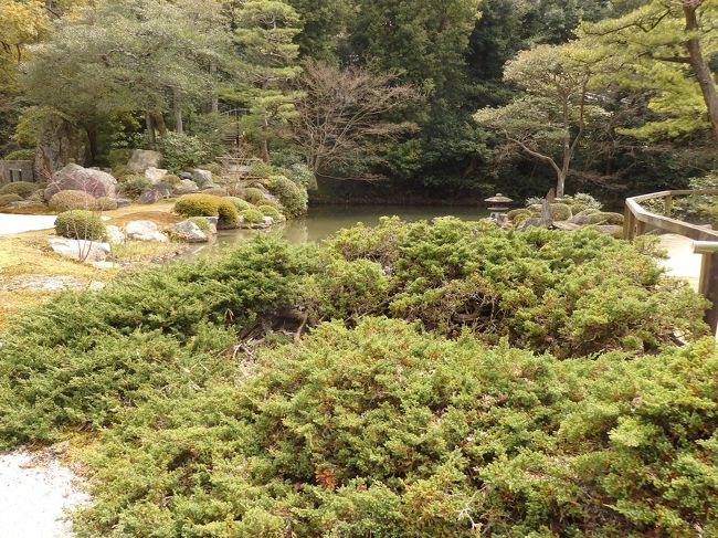 すごい人だったので、お参りはそこそこにお庭を見に行きます。<br /><br />知恩院は七不思議があるんですよね。<br />中に行くと解説があります。