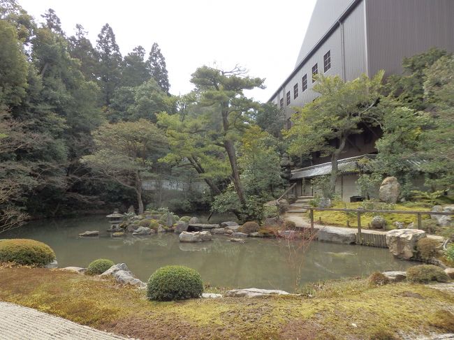 ここ入ってきてで終わりの庭園。