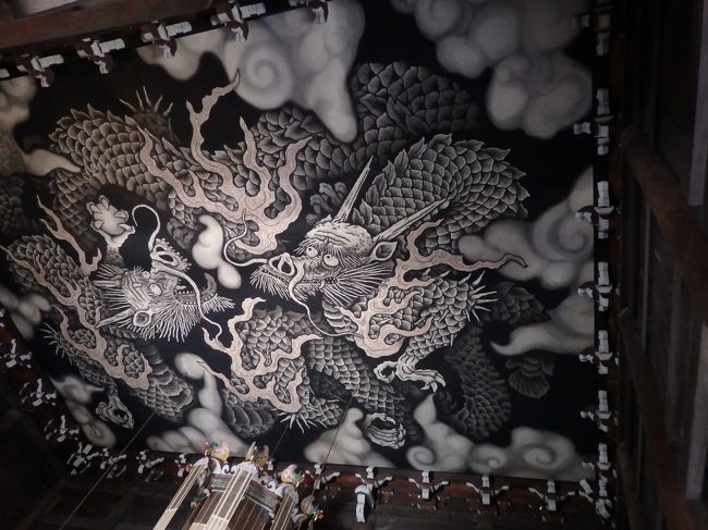 法堂。<br /><br />天井には平成１４年創建８００年を記念して双竜が描かれたとのこと。