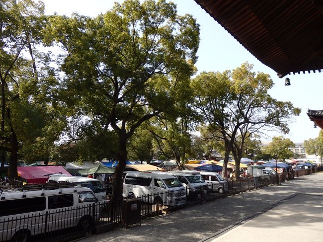 毎月２１日は弘法一とのことで。露店がたくさんでていました。<br />すごい人。これは、来るのを間違ったかなーと思ってしまうようなすごい人でした。<br />露店の竹輪のテンプラおいしかったです。<br />