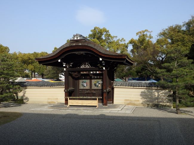 入口は少しずらしているそうです。<br />邪気が入ってこないようにだったかな・・・