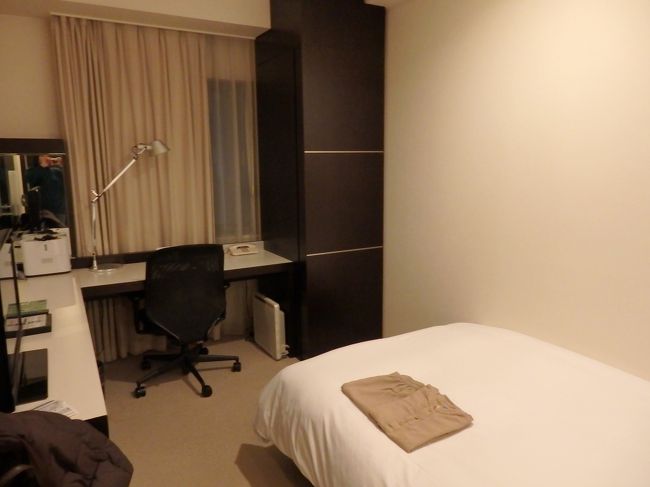 くたくたになった足を引きずりながら、本日のホテルは大阪のクロスウェイブ梅田さんへ。<br />長期の旅行なので、着いたらまずコインランドリーで洗濯をしました。<br /><br />梅田駅から歩くのが疲れますが、けっこうよいホテルでした。