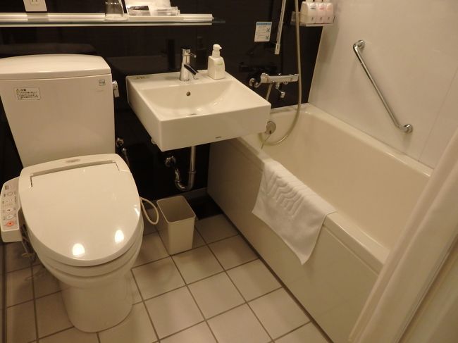 トイレとお風呂。<br /><br />このトイレが足が長い人向けなのか、短足の私だと足がつかない(笑)<br />でも、お風呂も足が伸ばせるし、入浴剤もフロントで頂けたので嬉しかったでし。