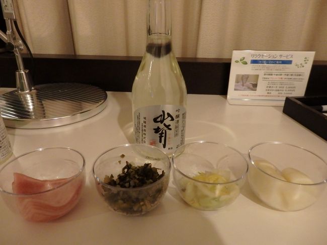 京都駅で買った、おひとりさま少量パックの西利のおつけものと日本酒。<br />薄味で美味しかったです。<br /><br />これプラス松屋の牛丼を食べました。
