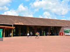 そこからちょっとで、ブラジル側イグアスの滝入口に到着。

プエルトイグアスのバスターミナルからだと出入国手続きも入れて一時間ぐらい。

距離的にはかなり近い。