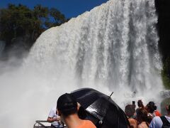 この辺はズブ濡れになるので、ブラジル側の時にも書いたけど、自分らは服装は海パン、荷物はショップなどでもらう袋を持参し、こういう時だけその袋に入れました。