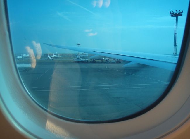 当日は8:15に成田空港集合。JAL441便10:45発モスクワ行きである。<br /><br />参加者は成田と名古屋からの合流組と合わせて１８名位。機内は半分程空席だった。<br />初めてB787に搭乗し窓のブラインドですら感動する。