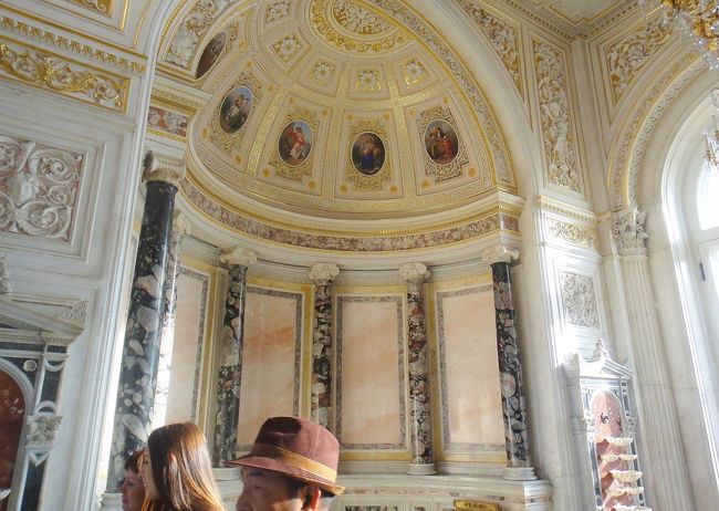 前半は現地ガイドが説明して周ってくれ、後半はフリータイムとなる。が、写真を撮ってばかりでほとんど説明の記憶はない。これも何だったかなぁ。残念ながら全く記憶がない。