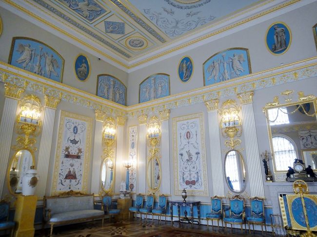 あまりにもビカビカしているのでこの部屋の色合いが落ち着いて見える。