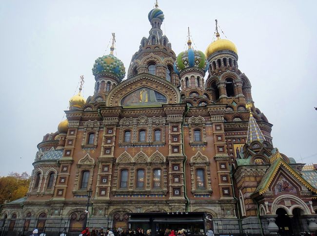 血の上の救世主教会。大きい！この玉ねぎがなんともロシアらしい。<br />皇帝アレクサンドル２世が暗殺された上に建っているのでこの名前がついているらしいが、およそ外観からは想像の付かない名である。<br />何とか他の名にできなかったもんか。<br />