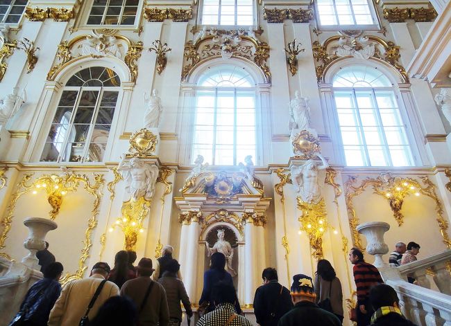 入口でコートや荷物などを預け、入口を入るとすぐ例の大階段がある。<br />ここが思ったよりも広さはないが高さがあるので通常のカメラなどでは全体が入らない。パンフレットなどに載っているような写真は広角レンズなどでないと全て入りきらないと思う。