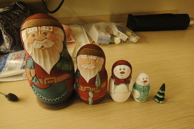 本日お買い上げのマトリョーシカ。彫ってあるタイプなのが珍しいが、その分やはり高い。