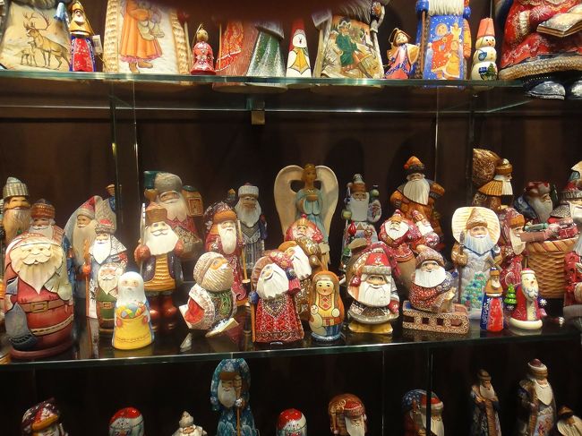 そしてお土産屋。この旅行で、初めて手に取ったマトリョーシカの値段を見てビックリする。偶然手に取ったマトリョーシカの値段はなんと２万円！！おったまげる。店の人によると、ロシアの有名な画家だかの品だと言う。次々手にとっていくが、やはり良いなぁと思う物は軒並み高額であった。<br />そう言えば商品の陳列の仕方など高価そう。観光客用の店なのか？後に思うのだが絵のタッチなども完全に露店等のマトリョーシカとは違っていた。<br />