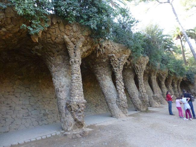 入場時間の5分前に到着。<br />入口で列に並んで待ってから入場。<br /><br />まずは、ブガデラの回廊を歩きます。<br />ごつごつした石で出来た柱がずらっと並んでいます。