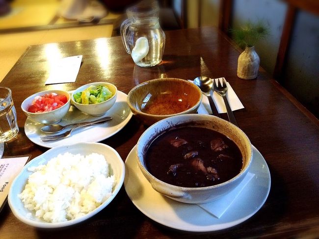 カナカナというお店で夕食。建物は日本、食べ物は世界の料理で、旅行好きな人には楽しい。注文したのはブラジル料理フェイジョアーダ。豆と肉の煮込み♪　ならまちいいなー、近ければしょっちゅう行きたいよ。じゃあ、近鉄乗って帰ります。