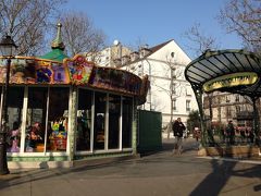 外に出たところの階段で「禁じられた遊び」をハープで弾き語りしてるおじさんがいて吹いた。なにその選曲。

どうしようかなと思ったけど、空いてたのでフニクラで降りようとしたら例の署名求める少女軍団が近寄ってきたので素早く改札内へ！ほんと怖いよーヽ(；ω；)ﾉ

Abbesses駅まで行って、近くの「Levain d'Antan」でオリーブ入りバゲットとエクレア、「Coquelicot」でカンパーニュとサブレを購入し、キッシュセットとワインを頂きました♪（12ユーロしないくらい。多めに出したらきっちりお釣り戻ってきた笑）どっちも地元人がひっきりなしに入ってきて注文しにくかった;;どれも全部食べてみたかったな〜