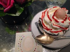12号線、1号線でGeorge V駅に行き、（Abbesses駅にエレベーターあってホント助かった;;）Laduree Le Barへ！！！場所が分からなくて脇から入ったけど、スタッフが全く気付いてくれなかったので正面から入ったよ…

マカロンを買う人の列を突っ切り、スタッフに声かけてカウンターへ。バー内はピーク時を過ぎたようで待たずに座れました。念願のアイスを注文！！

あんまり綺麗に撮れず申し訳ない。ホイップたっぷりだけど下につまったアイスもそんなに甘くないしラズベリーソースがたくさん入っててとっても美味しかったです。上に乗ってるのはライチ。中にもゴロゴロ入ってる！器もスプーンも銀だ〜！頼んでもないのにお冷もきたよ。Wi-Fiも繋がる！！

そしたら右に男性2人組が、左にムッシューが、それぞれスイーツ堪能しててなにこの空間…って思いました。

内装もちょっと怪しげでおもしろい。トイレは2階のを利用させてもらいましたが広くて使いやすかったです。帰り間際に空いた個室をちょっと見学。いいなあ次回はここで食事したい。。
