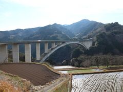 「天翔大橋はアーチスパン２６０ｍでコンクリートのアーチ橋としては 日本一長い橋です。五ヶ瀬川の水面から橋面までの高さも１４３ｍあり、 これも日本一高い橋となっています。」
とのこと。