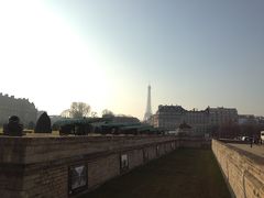 1号線、13号線でVarennes駅へ。ロダン美術館のときと同じ出口から軍事博物館に向かう。遠っ…！お濠？に写真がある〜。

現役軍人がセキュリティチェックしてて、あんまりにも荷物多くて不審がるから「オール　バゲット！」って説明したら笑われた〜ちくしょ〜