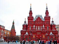 歩いて行くと目の前には煉瓦色というよりは赤に近い荘厳な建物である国立歴史博物館が見えた。
時刻は10時近くなり、広場にも観光客の姿が増えている。

実は、この写真を撮っている場所が有名な赤の広場。
モスクワ旅を計画する前は、赤の広場は地面の色が赤いのかとばかり思っていたが、実際はそうではない。
ロシア語の【赤】には古代スラヴ語の美しいという意味があり、赤の広場という名前は、もともとこの美しい広場というスラヴ語から来ているという事だ。

でも、クレムリンの壁もワシリー寺院（玉ねぎ寺院）もこの歴史博物館もその建屋の壁面は赤に近い煉瓦色。
これらの建物に囲まれているから、やはり赤の広場だ。
