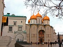 そして、クレムリンの中心部へと足を進める。
クレムリンというとロシアの政治の中心地という印象だが、ここは宗教の中心地でもある場所だ。

クレムリンの中心部にあるのはロシア正教の寺院や大聖堂たち。
この中には、皇帝の礼拝堂や代々のロシア皇帝の柩が安置してある聖堂もある。

金ぴかタマネギ頭と入口にフレスコ画を持つこの建物はウスベンスキー大聖堂で、歴代のロシア皇帝の戴冠式を行う場所であった大聖堂だ。
