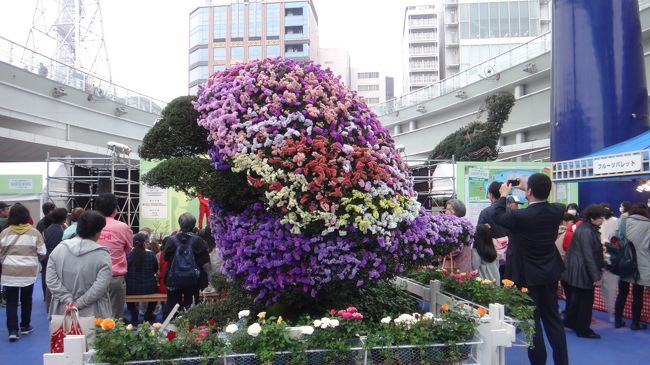 舞台で何か話してます。