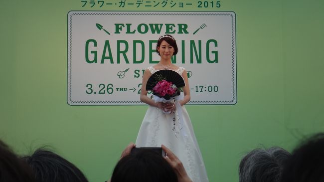 ウエディングドレスに合わせたブーケを紹介されるショーが始まりました。