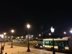 10号線、7号線でPalais Royal - Musée Du Louvre駅へ（石壁天井むき出しでめちゃくちゃ怖いよこのホーム…）

乗り換えの通路で検査員に出くわしました！やっぱいるんだーと感心しながらネックホルダーからわたわたNavigoを見せたら「なってない！」と注意を受けました;;（写真だけ貼ってたので、その場で名前記入とシール全貼りさせられる）

装飾美術館の企画展でDeboutonner la mode「モードのボタンをはずす」を見ました。シックな感じがまたいい…
https://youtu.be/zxUBqMrXxG0

入り口で3回もたらい回しにされたので荷物受付のムッシューの穏やかな対応に大変癒されました(つД｀)・゜・ 21時までの開館嬉しいけどスタッフがはよ帰りたいモードになっててつらい。

学生さんもチラホラいましたがゆっくりと見学〜結局閉館までいたｗ常時展（モード・織物美術館）も見たかったな…椅子に囲まれたかった…

写真はルーブル美術館の敷地。タクシーとかバスが普通に通っててびっくりしました。すごいなあ。

次回7日目Saint-Dominique周辺〜パリで受けるマッサージ、そして帰国！の巻