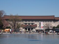 すぐに正面に見えてくる和風の建物が、東京国立博物館の本館です。

国立西洋美術館には何度も来たことがありますが、実は東京国立博物館に来るのは初めて・・・。こっちまで来たことがなかったです。