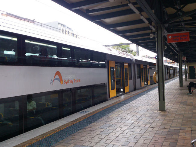 長距離線だけではなく、シドニーは全ての車両が２階建てみたいです。<br /><br />乗車時間１２分ほどで到着しましたが、運賃１７豪ドル。日本円では￥１，５００を超える感じ。ホテル代だけではなく、物価全体が高そう。