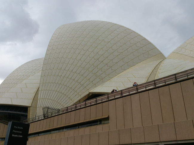 写真などで見ていた時は、真っ白のイメージでした。近くで見ると小さなタイルで構成された、薄いクリーム色という感じ。<br /><br />本来ＡｉｒＡｓｉａは、夜２０時過ぎ到着予定だったのですが、一週間ほど前にキャンセルされて一便早めました。この為、実際にオペラ見るのは翌日で、当日しか発券してもらえなくて、この日は場所の確認だけ。