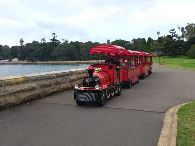 英語で説明しながら公園内を巡るこんなのも走ってました。<br />平日なのでお客さんが３人ほどしか乗ってなくてチョット寂しい。