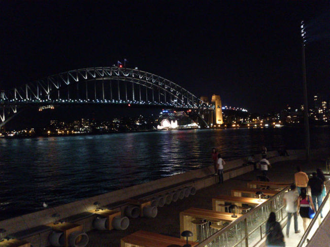 オペラ公演の夜行った時のハーバーブリッジはこんな感じ。<br />