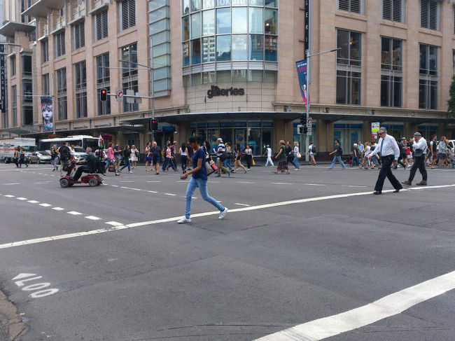 渋谷ハチ公前のスクランブル交差点は、「よくぶつからない」と外国人観光客の人気スポットと聞いた事有りますが、シドニーにもスクランブル交差点有りました。渋谷よりだいぶ人が少ないですが。