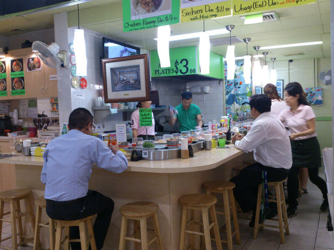 ラーメン屋さんの隣は回転寿司屋。<br />この程度のカウンターだけの店舗で回転寿司にする必要有るのかな？<br />ニギって直ぐ「ヘイ！お待ち」と言って出してくれたほうが嬉しいような。