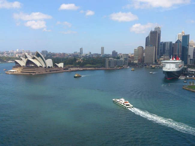 橋のほぼ中央部分からオペラハウスと、クィン・メリー２をツーショット。