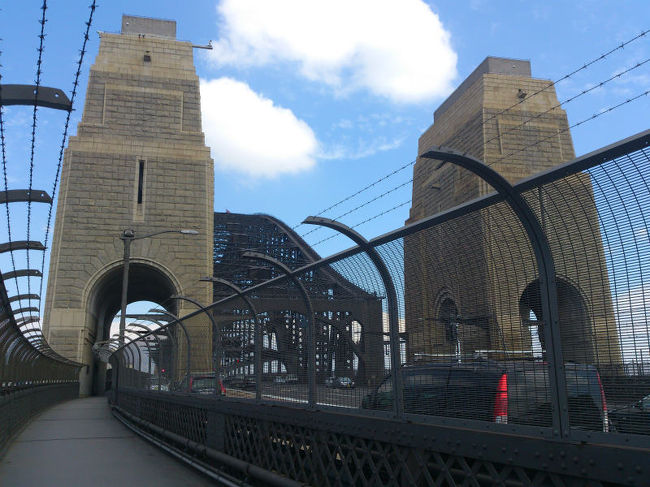 対岸側の搭を通り越した所です。