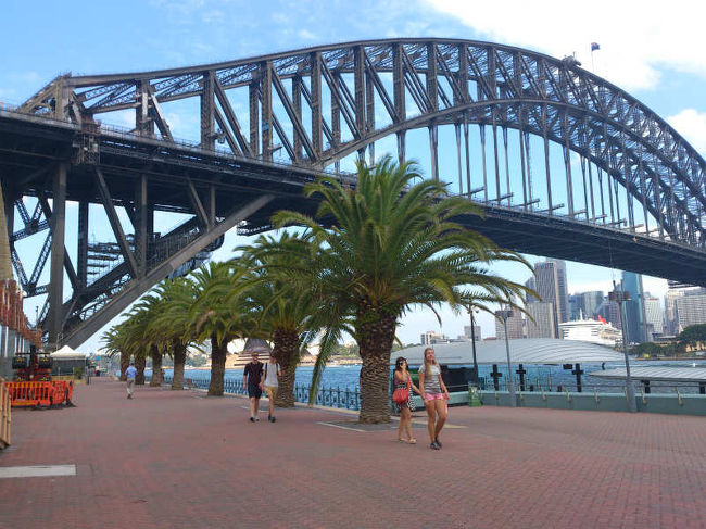 対岸の橋の下は公園になってました。