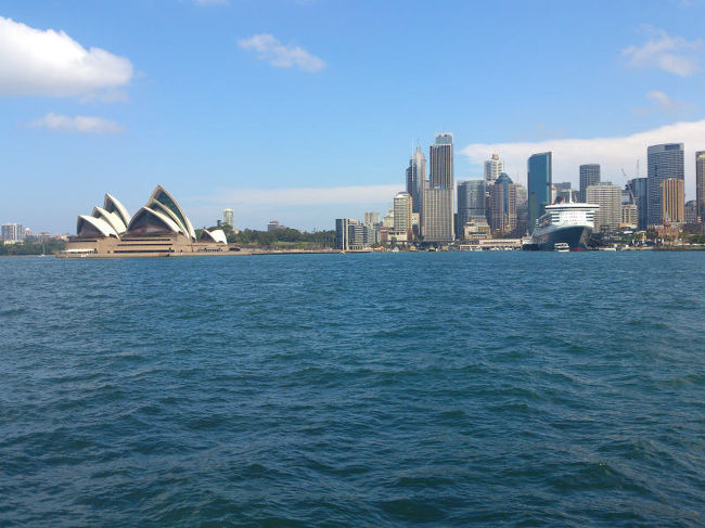 対岸から見たオペラハウスです。