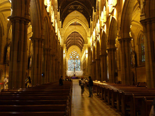 内部も大きくて綺麗なのですが、ミサの時間にぶつかってしまい、係員から「出てくれ｣と言われてしまった。