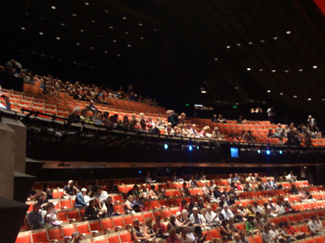 シドニーオペラハウスの内部です。<br />意外と小さい劇場でした。