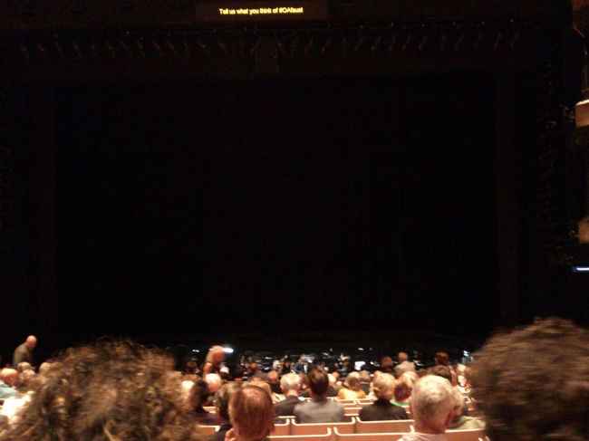 主目的の「ファウスト｣は一番良い席にしましたが、劇場自体も小さいし、座席の傾斜が急なので、結構見やすい。