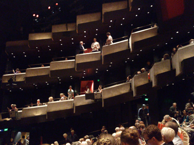 「蝶々夫人」は２階のモニターが付いている場所の後ろを取りました。<br />値段がかなり安くなるので、このブロックでも十分楽しめそうです。