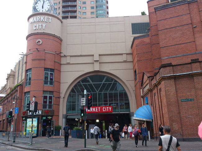 前記のように、オペラハウス周囲のフードコートは１８時で閉まってしまうみたいだったので、ホテル近くの中華街の一角に在るこの市場上階のフードコートで夕飯食べてからオペラ行ってました。