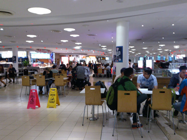 ご覧のようにソコソコ需要有りそうなのですが、何故オペラハウス近くは閉店早いんでしょうね。<br />せめて１９時まで営業してくれていると助かったのですが。