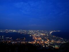 山頂で待機すること約40分。日が落ちると、有名な函館市街の夜景を見ることが出来ました。
ちょっとブレましたが、手持ち撮影だとこれが限界。
しっかり撮るには三脚必須ですね。