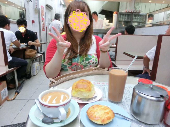 「金鳳茶餐廳」<br />パイマップルパンとミルクティー、鶏批をいただく。朝飲んだミルクティーとはまた違った味わい。