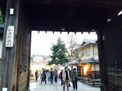 知恩院南門から向こうは別世界です。

円山公園は桜の時期に合わせて露店が立ち並んでいました。