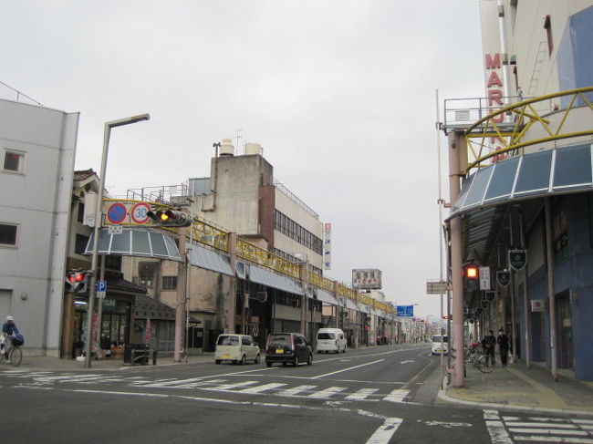 マルカンデパートは商店街の一角にあるのに、日曜日でも人影はまばらです。